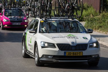 Krakow, Polonya - 4 Ağustos 2018 Tour de Pologne bisiklet yarışı güzergahındaki takım aracı. TdP, prestijli UCI World 'ün bir parçasıdır. 