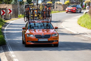Krakow, Polonya - 4 Ağustos 2018 Tour de Pologne bisiklet yarışı güzergahındaki takım aracı. TDP, prestijli UCI Dünya Turu 'nun bir parçası. CCC Takımı 'ndan Skoda.
