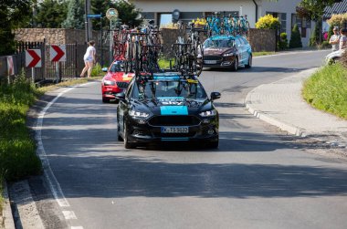 Krakow, Polonya - 4 Ağustos 2018 Tour de Pologne bisiklet yarışı güzergahındaki takım aracı. TdP, prestijli UCI World 'ün bir parçasıdır. 