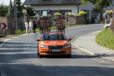 Krakow, Polonya - 4 Ağustos 2018 Tour de Pologne bisiklet yarışı güzergahındaki takım aracı. TDP, prestijli UCI Dünya Turu 'nun bir parçası. CCC Takımı 'ndan Skoda.