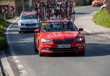 Krakow, Polonya - 4 Ağustos 2018 Tour de Pologne bisiklet yarışı güzergahındaki takım aracı. TDP, prestijli UCI Dünya Turu 'nun bir parçası. Cofidis Takımı 'ndan Skoda