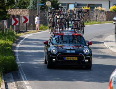 Krakow, Polonya - 4 Ağustos 2018 Tour de Pologne bisiklet yarışı güzergahındaki takım aracı. TdP, prestijli UCI World 'ün bir parçasıdır. 