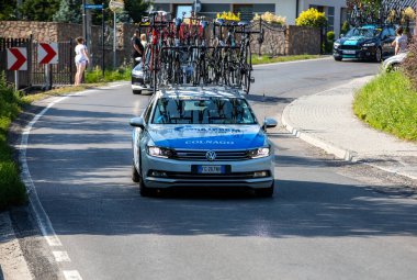 Krakow, Polonya - 4 Ağustos 2018 Tour de Pologne bisiklet yarışı güzergahındaki takım aracı. TdP, prestijli UCI World 'ün bir parçasıdır. 