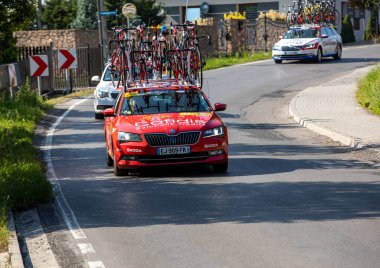 Krakow, Polonya - 4 Ağustos 2018 Tour de Pologne bisiklet yarışı güzergahındaki takım aracı. TDP, prestijli UCI Dünya Turu 'nun bir parçası. Cofidis Takımı 'ndan Skoda