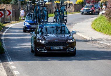 Krakow, Polonya - 4 Ağustos 2018 Tour de Pologne bisiklet yarışı güzergahındaki takım aracı. TdP, prestijli UCI World 'ün bir parçasıdır. 