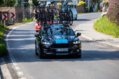 Krakow, Polonya - 4 Ağustos 2018 Tour de Pologne bisiklet yarışı güzergahındaki takım aracı. TDP, prestijli UCI Dünyası 'nın bir parçası. Gökyüzü Takımı 'ndan Ford