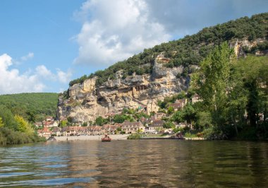 La Roque-Gageac, Dordogne, Fransa - 7 Eylül 2018: Dordogne nehri üzerindeki La Roque-Gageac manzaralı köy, Fransa