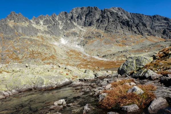 Estanque Valle Los Cinco Lagos Spis Rodeado Cumbres Rocosas Montañas — Foto de Stock