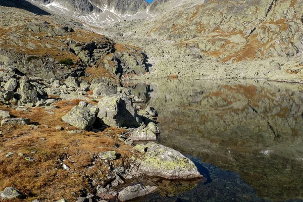山の中の湖 岩の多いサミット ハイタトラ山脈 スロバキアに囲まれた5つのスピス湖の谷の池 — ストック写真