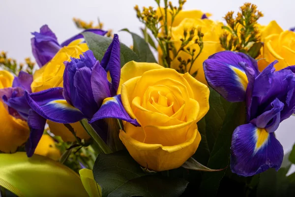 Krásná Květinová Kytice Modrých Duhovek Žlutých Růží — Stock fotografie