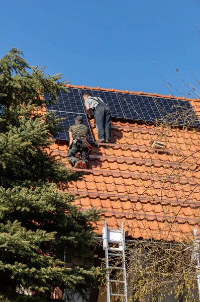 Ochojno Polonya Nisan 2020 Şçiler Ochojno Bir Evin Çatısına Güneş — Stok fotoğraf