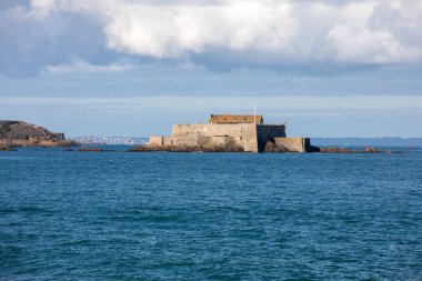  Saint Malo 'daki Fort National manzarası. Manş Denizi' ndeki gelgit adası. Britanya, Fransa