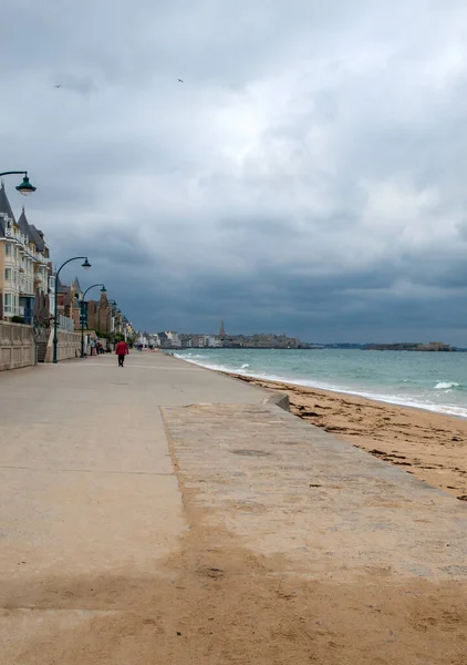 Malo França Setembro 2018 Pessoas Caminhando Longo Passeio Marítimo Saint — Fotografia de Stock