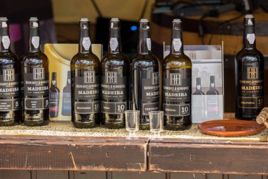 Funchal, Madeira, Portekiz - 19 Nisan 2018: Funchal, Madeira 'da bir sokak marketinde Madeira şarabı şişeleri. Portekiz.