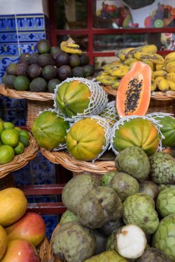 Mercado Dos Lavradores 'de taze egzotik meyveler. Funchal, Madeira, Portekiz