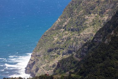Kuzey kıyısındaki Arco De So Jorge Madeira, Miradouro Beira da Quinta, Madeira, Portekiz 'den görüldü.