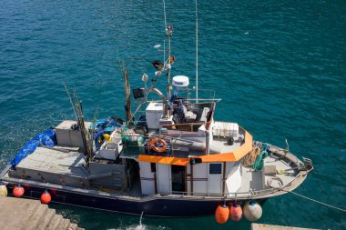 Porto Moniz, Madeira, Portekiz - 18 Nisan 2018: Portekiz, Madeira Adaları 'ndaki Porto Moniz' de balıkçı teknesi