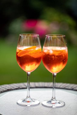 Portakallı Aperol Spritz sıcak bir gün için mükemmel bir aperatiftir.