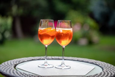 Portakallı Aperol Spritz sıcak bir gün için mükemmel bir aperatiftir.