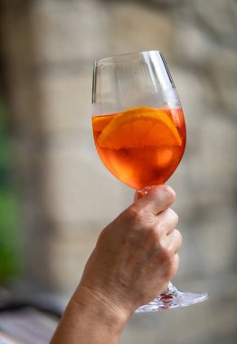 Portakallı Aperol Spritz sıcak bir gün için mükemmel bir aperatiftir.