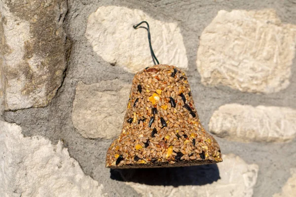 Campana Varios Granos Manjar Para Todas Las Aves Del Jardín — Foto de Stock