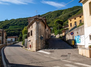 Santo Stefano, İtalya - 5 Eylül 2019: Santo Stefano - Valdobbiadene, İtalya yakınlarındaki Prosecco şarap bağları ile küçük eski bir kasaba ve tepe.