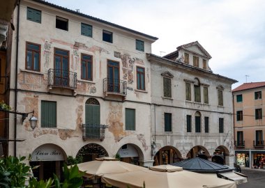 Bassano del Grappa, İtalya - 6 Eylül 2019: Bassano del Grappa 'da Piazza Liberta (Özgürlük Meydanı). İtalya