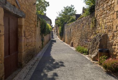 Domme Caddesi, Dordogne, Fransa 'da güzel bir ortaçağ köyü.
