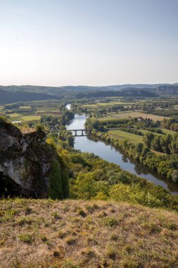 Dordogne Nehri ve Dordogne Vadisi 'nin manzarası eski Domme, Dordogne, Fransa' nın duvarlarından