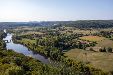 Dordogne Nehri ve Dordogne Vadisi 'nin manzarası eski Domme, Dordogne, Fransa' nın duvarlarından