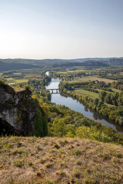 Dordogne Nehri ve Dordogne Vadisi 'nin manzarası eski Domme, Dordogne, Fransa' nın duvarlarından