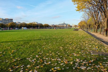 Paris, Fransa - Kasım 2017: Paris 'in romantik ve güzel sonbahar manzarası