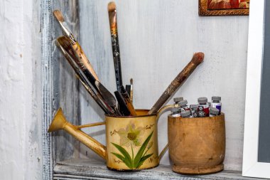 Ressamın stüdyosunda kullanılmış fırçalar.