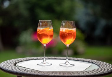 Portakallı Aperol Spritz sıcak bir gün için mükemmel bir aperatiftir.