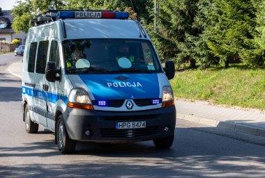 Cracow, Polonya - 4 Ağustos 2018: Polis arabasının kaputunda polis işareti var