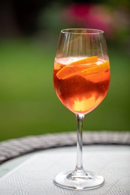 Portakallı Aperol Spritz sıcak bir gün için mükemmel bir aperatiftir.