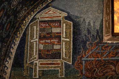 Ravenna, İtalya - 11 Eylül 2019: Ravenna, İtalya 'daki en eski ve en mükemmel mozaik anıt, imparatoriçe Galla Placida Anıtmezar. 