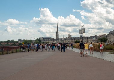 Bordeaux, Fransa - 9 Eylül 2018: Fransa 'nın Bordeaux kentindeki Quai de la Douane ve Richelieu' da bir kalabalık