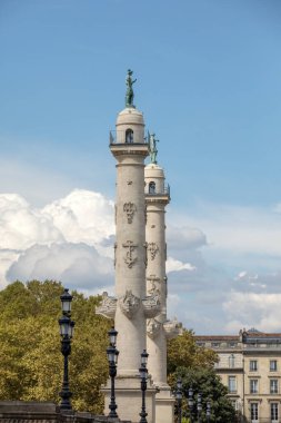  Place des Quinconces, Bordeaux, Fransa 'da iki kürsüsel sütun.