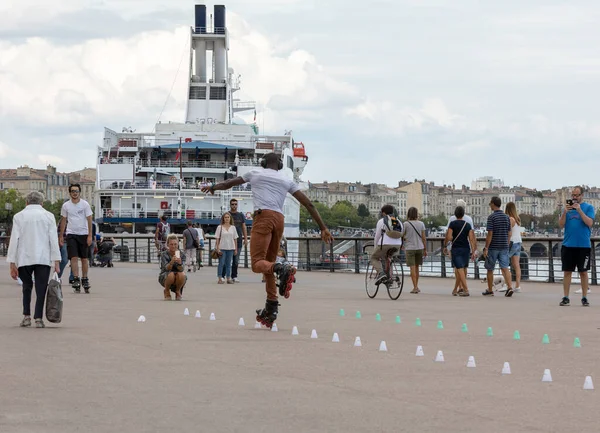 Bordeaux Francja Września 2018 Roller Skater Wykonuje Akrobacje Quai Louis — Zdjęcie stockowe