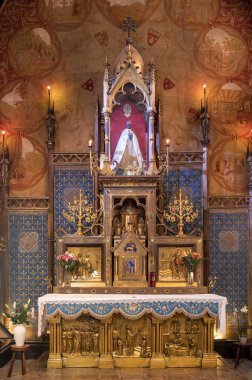 Rocamadour, Fransa - 3 Eylül 2018: St-Sauveur Bazilikası 'ndaki Meryem Ana Şapeli' ndeki Black Madonna, Fransa 'nın Rocamadour kentindeki kayalıklara karışır. 
