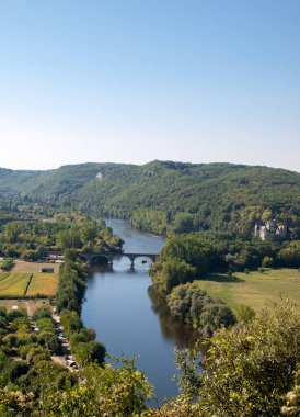 Beynac-et-Cazenac Kalesi, Aquitaine, Fransa 'dan Dordogne Nehri' nin manzarası