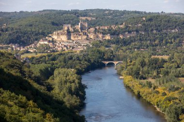  Ortaçağ Şatosu Beynac 'ı, Castelnaud' dan görünen Dordogne Nehri üzerindeki kireçtaşı uçurumunda yükseliyor. Fransa, Dordogne Bölümü, Beynac-et-Cazenac