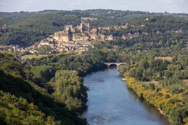 Das Mittelalterliche Chateau Beynac Erhebt Sich Auf Einer Kalksteinklippe Über — Stockfoto