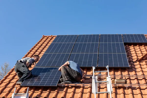 波兰奥乔乔诺 2020年4月8日 在奥乔乔诺的屋顶上安装太阳能电池板的工人 — 图库照片