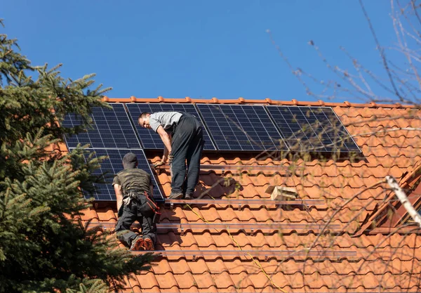 Trabajadores Instalando Paneles Solares Eléctricos Techo Casa Ochojno Polonia —  Fotos de Stock