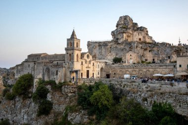 Matera, İtalya - 17 Eylül 2019: San Pietro Mağara Kilisesi 'nde ve Matera, Basilicata, İtalya' daki Saint Mary Kilisesi 'nin tepesinde