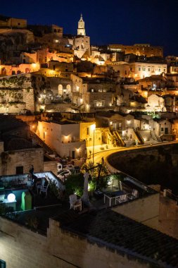 Matera, İtalya - 17 Eylül 2019: Matera Sassisinin gece manzarası Matera şehrinde antik mağara evleri ile tanınan tarihi bir bölge. Basilicata. İtalya