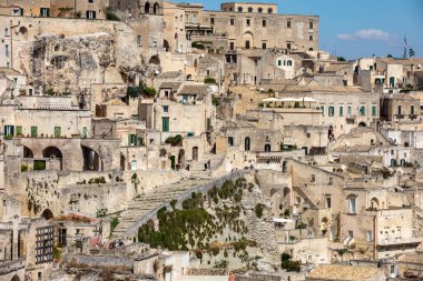 Matera, İtalya - 15 Eylül 2019: Matera şehrinin tarihi bir bölgesi olan Sassi di Matera 'nın tarihi mağara konutlarıyla tanınıyor. Basilicata. İtalya