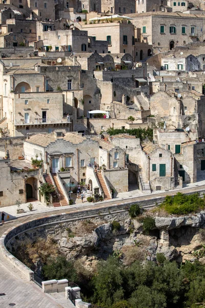 Matera, İtalya - 15 Eylül 2019: Matera şehrinin tarihi bir bölgesi olan Sassi di Matera 'nın tarihi mağara konutlarıyla tanınıyor. Basilicata. İtalya